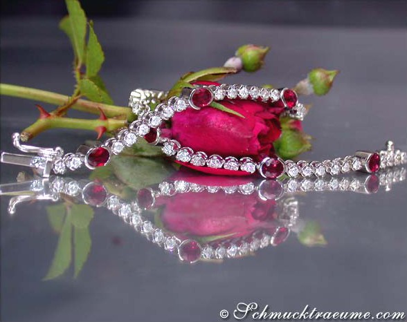 Traumhaftes Rubin-Brillanten-Armband mit 4.100 Karat, Weißgold 750, Rosenblüte im Hintergrund