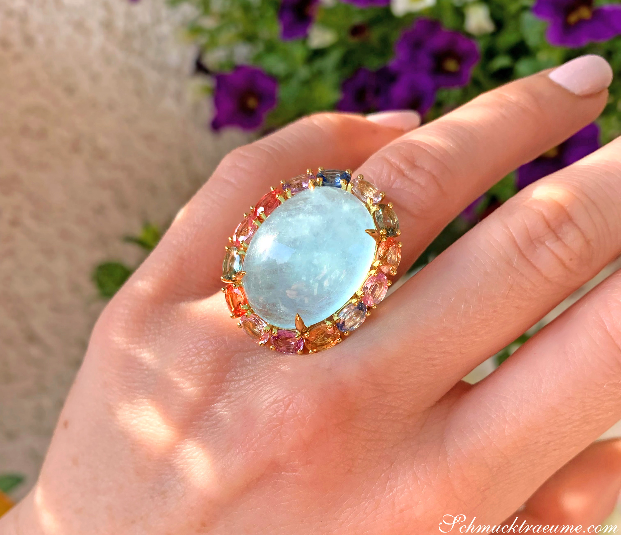 Milky Aquamarin-Ring mit Multicolor Saphiren auf Hand getragen