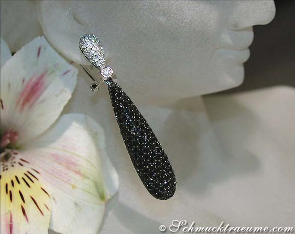 Schwarze Diamant-Ohrhänger mit 4.660 Karat in Weißgold, Detailaufnahme auf Blume.