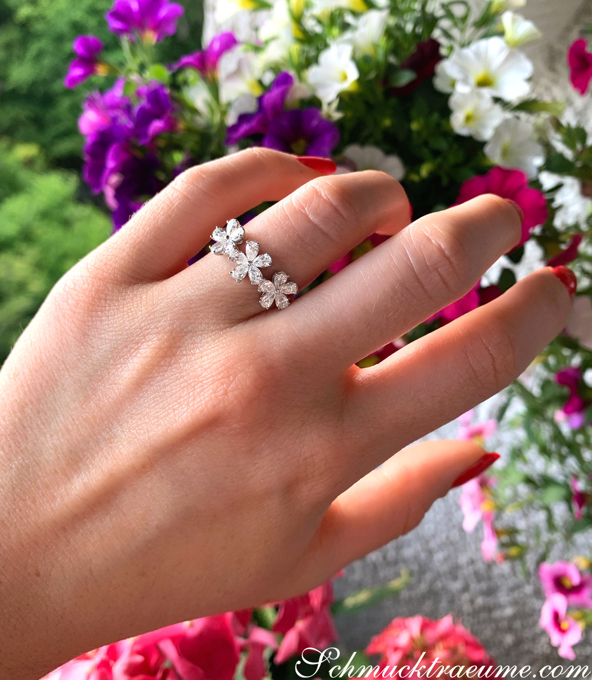 Femininer Diamantenblüten-Ring in Weißgold, 15 Diamanten, Blumenmotiv, im Tropfen-Schliff, Blumen auf Finger, blühender