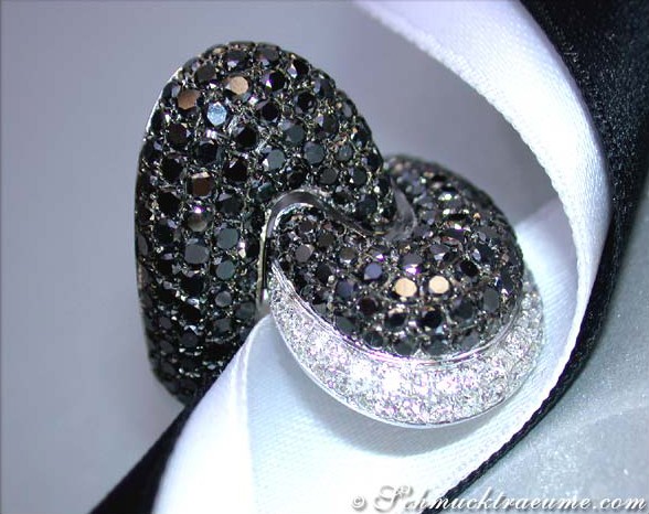 Weißgold 750 Ring mit schwarzen Diamanten, Detailaufnahme.
