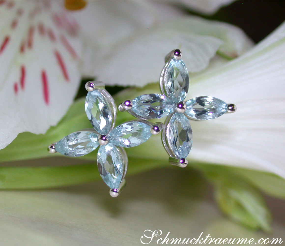 Blütenartige Ohrstecker aus Weißgold mit himmelblauen Aquamarinen