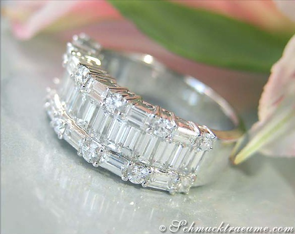 Detailaufnahme eines Diamanten-Rings mit Baguette-Schliff in Weißgold 750