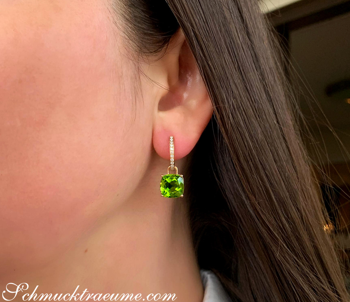 Peridot-Kissen-Ohrring mit Diamant-Verzierung auf Ohrläppchen