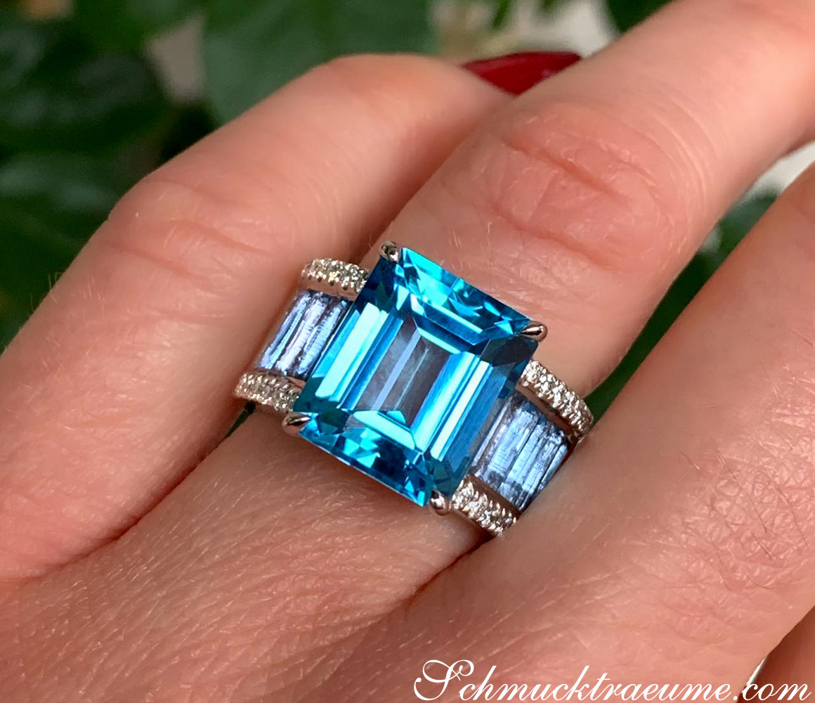 Blautopas-Ring mit Diamanten auf Handfinger