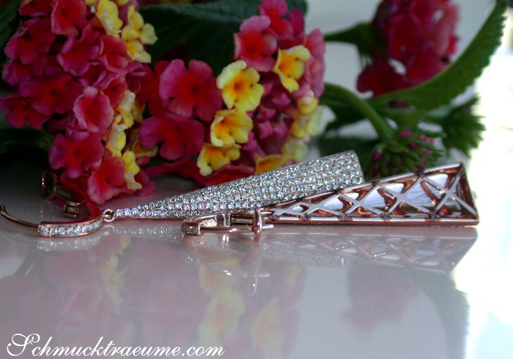 Roségold-Ohrhänger mit Diamanten, Detailaufnahme, elegant und luxuriös