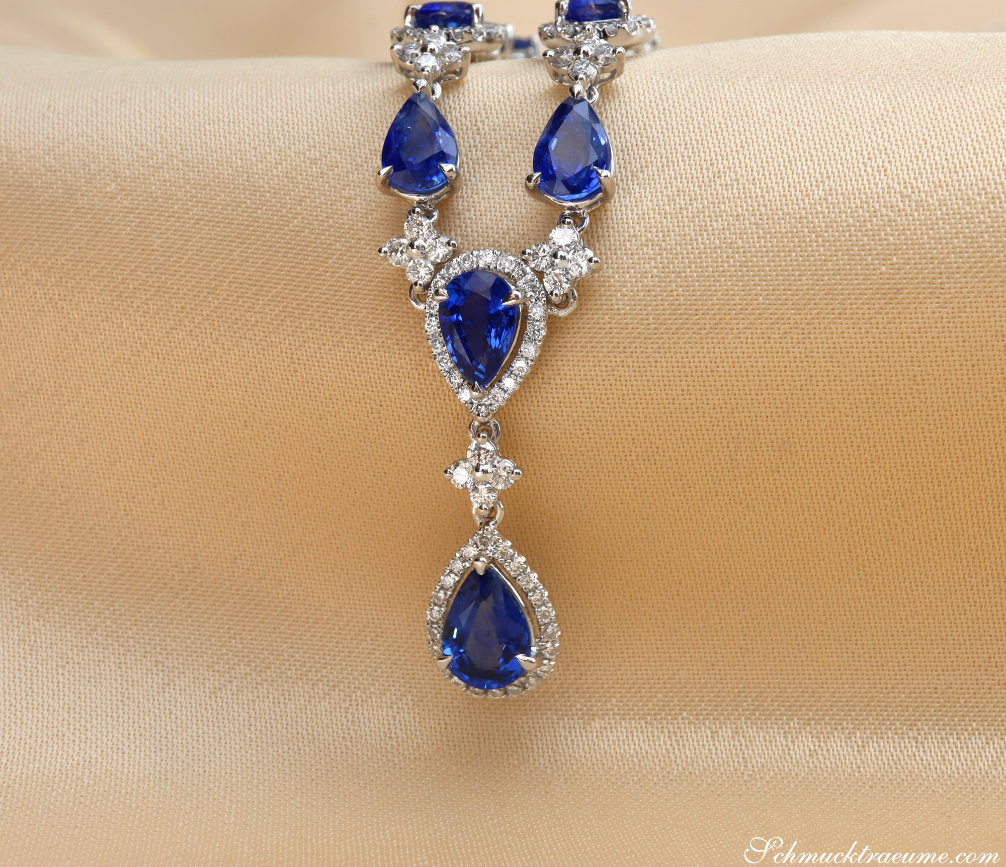 Detailansicht des Saphir-Colliers mit Brillanten in Weißgold