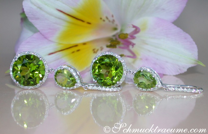 Peridot-Ohrgehänge mit Brillanten in Weißgold 750, Detailansicht