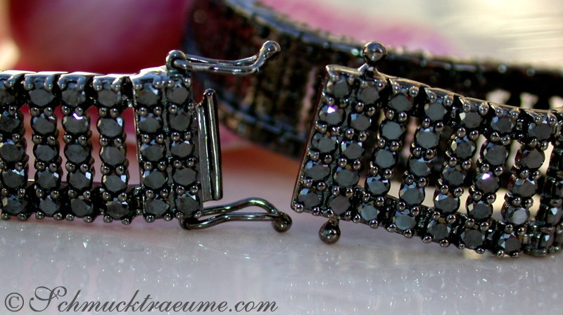 Schwarz rhodiniertes Weißgold-Armband mit Diamanten, Detailaufnahme, glänzende Strasssteine, elegantes Design