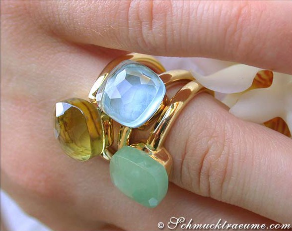 Goldener Zitronenquarz-Ring mit klaren Linien auf Handfinger, Detailaufnahme.