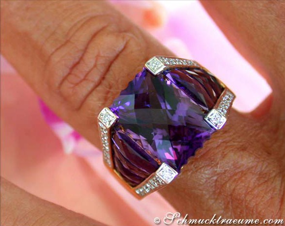 Amethyst-Ring mit Brillanten in Gelbgold & Weißgold 750 getragen