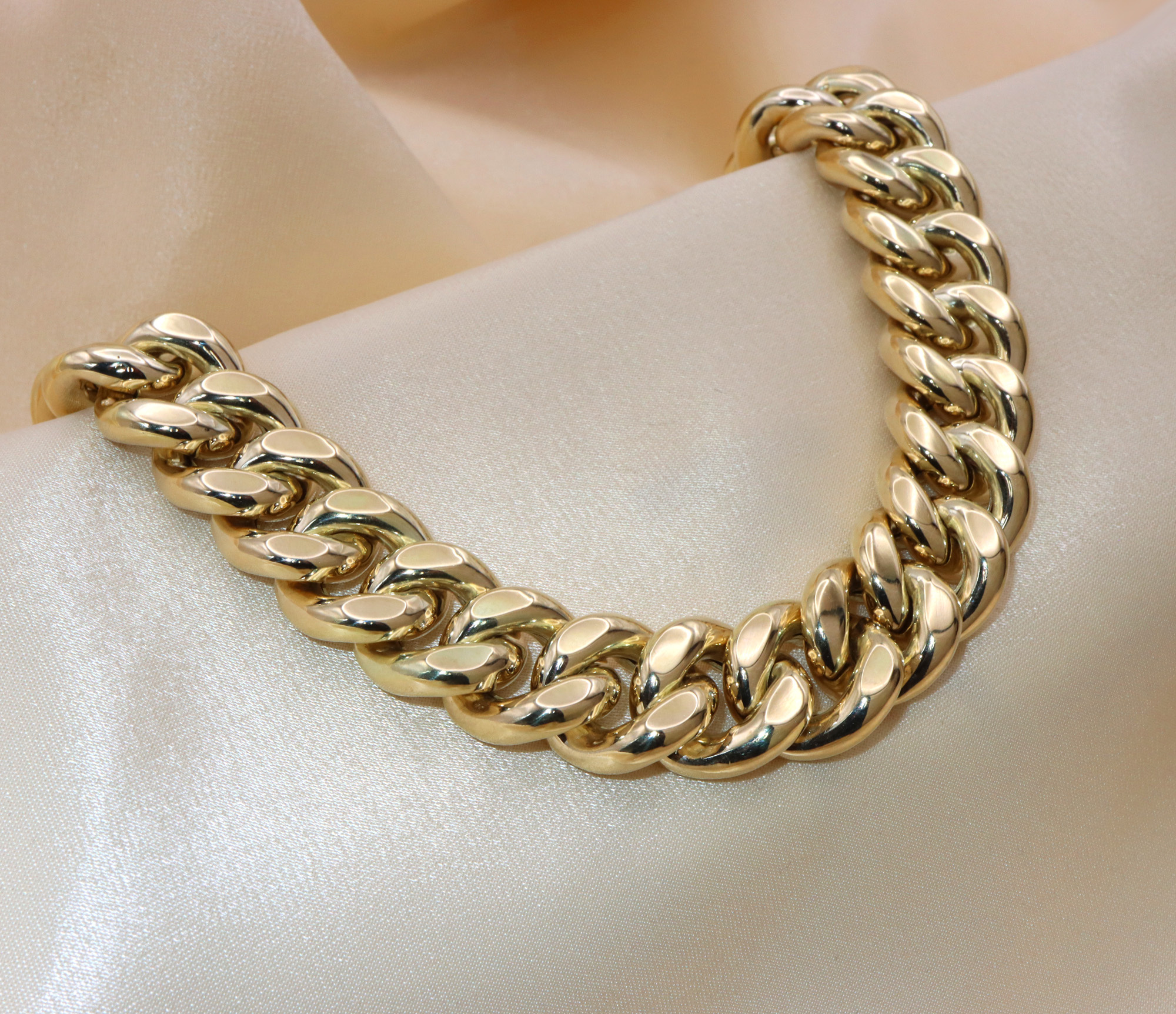 Goldene Kette aus Gelbgold 585, Detailaufnahme, glänzende Verbindung, elegante Trageszene.