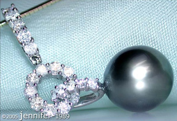 Weißgold-Anhänger mit Tahitiperle und Diamanten, Detailaufnahme, zarte Perlenkugel.