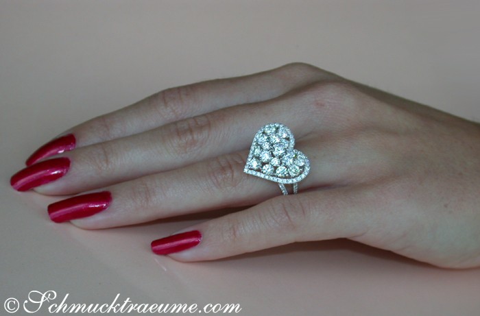 Weißgold Herzring mit Diamanten, Detailaufnahme, elegant, feminin, rote Nagel.