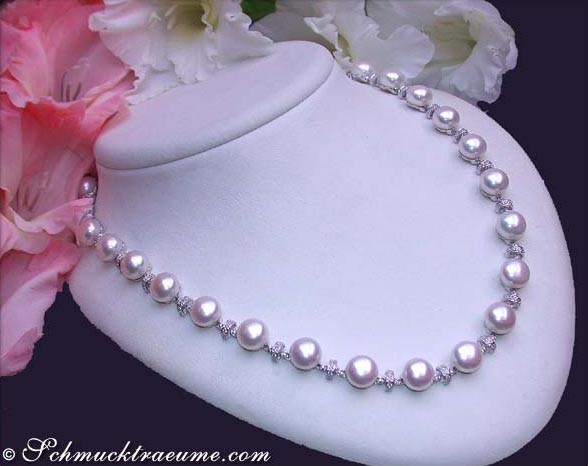Schönes Süßwasserperlen-Collier mit Diamanten, detailreich auf weißem Halsring präsentiert