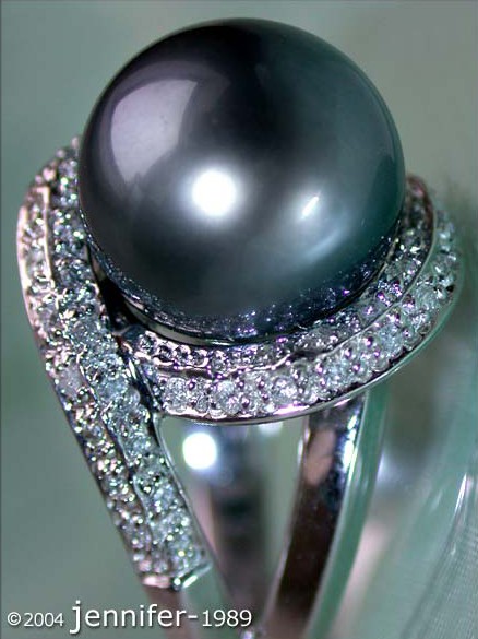 Stattlicher Tahitiperlen-Ring mit Diamanten in Weißgold, detailreich gestaltet