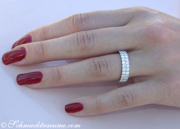 Edler Brillanten Memory Ring in Weißgold 750 getragen, Detailaufnahme