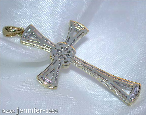 Goldener Diamantkreuzanhänger mit feinen Verzierungen auf weißem Hintergrund