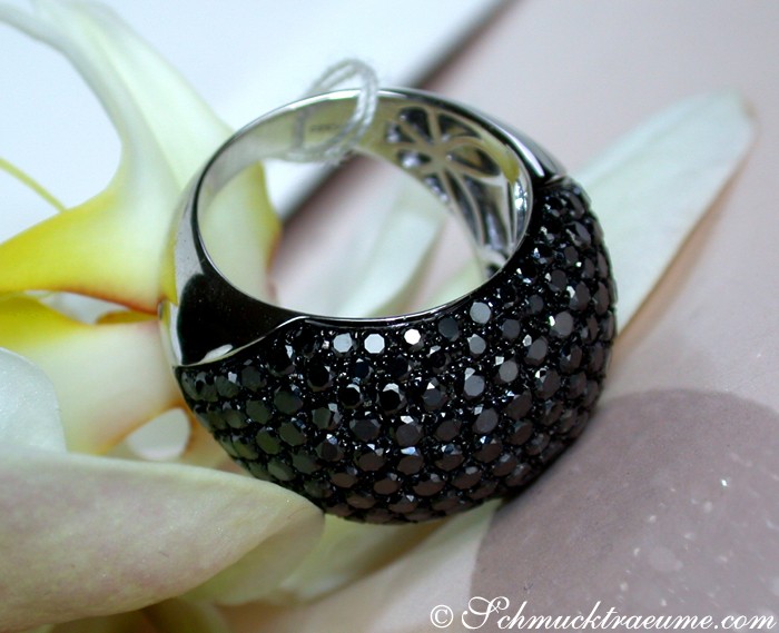 Schwarzdiamant-Dome-Ring mit 5.410 Karat in Weißgold 585, getragen auf Blüte.