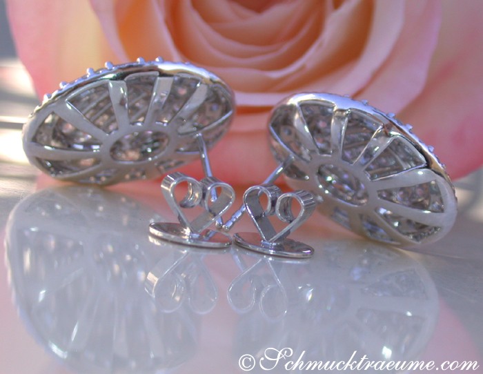 Erlesene Brillanten-Ohrstecker aus Weißgold 750, Detailaufnahme mit rosafarbenem Hintergrund