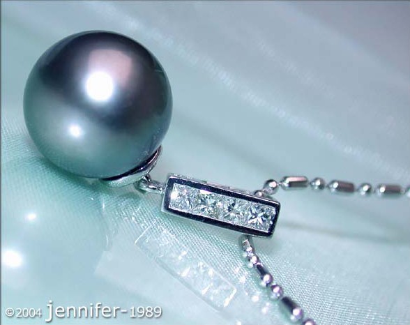 Weißgold-Anhänger mit Tahitiperle und Diamanten, Detailaufnahme