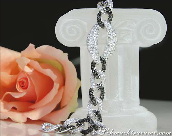 Schwarz-weißes Diamant-Armband mit 6.960 Karat, 34,20 Gramm, Weißgold 750, auf Säule mit Rose im Hintergrund