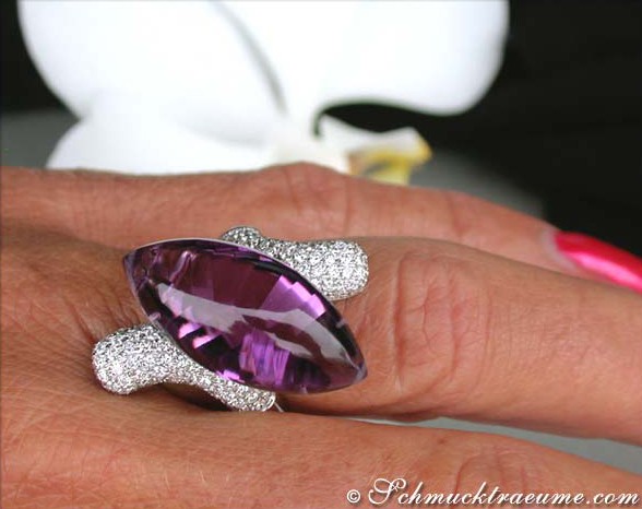 Amethyst-Ring mit Brillanten auf Hand, detailreich, stilvoll