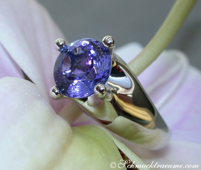 Weißgold 750 Solitärring mit 3.349 Karat Tansanit auf Blüte.