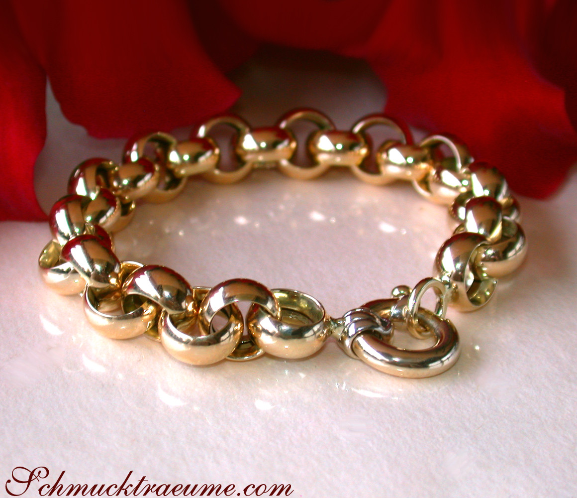 Goldarmband in Gelbgold 585, glänzende Kugelkette, rot-hintergrund, Detailaufnahme