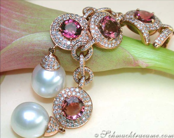 Südseeperlen-Ohrgehänge mit pinken Turmalinen und Brillanten, Roségold 750, Detailaufnahme.