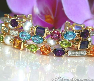 Goldene Armband-Detail mit farbenfrohen Steinen und Perlen
