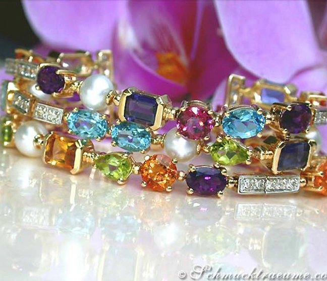 Goldene Armband-Detail mit farbenfrohen Steinen und Perlen Goldene Armband-Detail mit farbenfrohen Steinen und Perlen