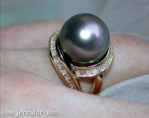 Goldener Tahitiperlen-Ring mit Diamanten, Detailaufnahme am Finger