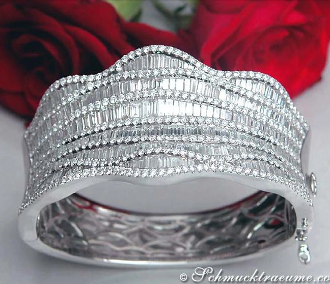 Luxusarmreif aus Weißgold mit Baguette-Diamanten und Rosen im Hintergrund Luxusarmreif aus Weißgold mit Baguette-Diamanten und Rosen im Hintergrund