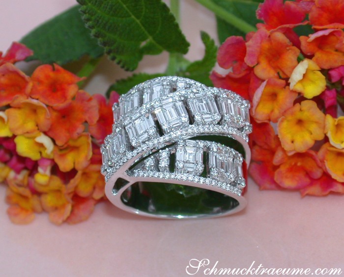 Blumiger Hintergrund mit Diamantring, elegant überkreuzt, Baguette-Stil, Weißgold 750