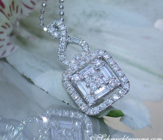 Weiße Diamantanhänger in Weißgold 750, Detailaufnahme mit funkelnden Brillanten und Blütenhintergrund Weiße Diamantanhänger in Weißgold 750, Detailaufnahme mit funkelnden Brillanten und Blütenhintergrund