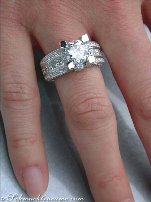 Detailaufnahme eines Diamant-Solitär-Rings in Weißgold, 104 Brillanten und 10 Princess-Diamanten