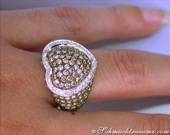 Herzring aus Weißgold 585 mit cognac-braunen und weißen Diamanten, Detailaufnahme auf Handfinger.