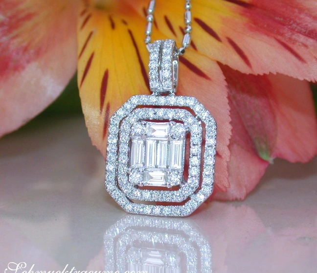 Glänzender Brillanten-Anhänger im Octagon-Design mit Baguette-Diamanten Glänzender Brillanten-Anhänger im Octagon-Design mit Baguette-Diamanten