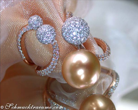 Goldener Südseeperlenring mit Pave-Brillanten, Detailaufnahme auf der Hand getragen