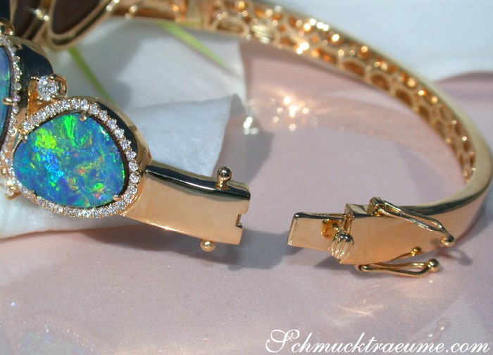 Goldener Boulder Opal Armband mit Brillanten, Detailaufnahme, Strassbesatz, glänzende Goldverarbeitung