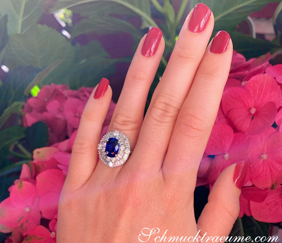 Rosenkunst: Ringdetail mit Saphir und Diamanten auf Blütenhintergrund