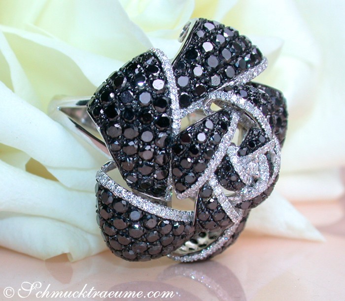 Schwarzer Diamant-Ring im Rosen-Design, 8.360 Karat, Weißgold 750
