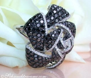 Schwarzer Diamant-Ring im Rosen-Design, 8.360 Karat, Weißgold 750