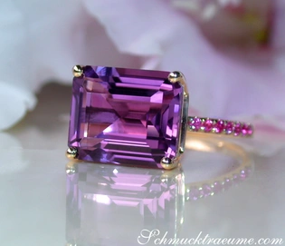 Amethyst-Ring mit Rubinen in Gelbgold, Detailaufnahme, hochglänzend