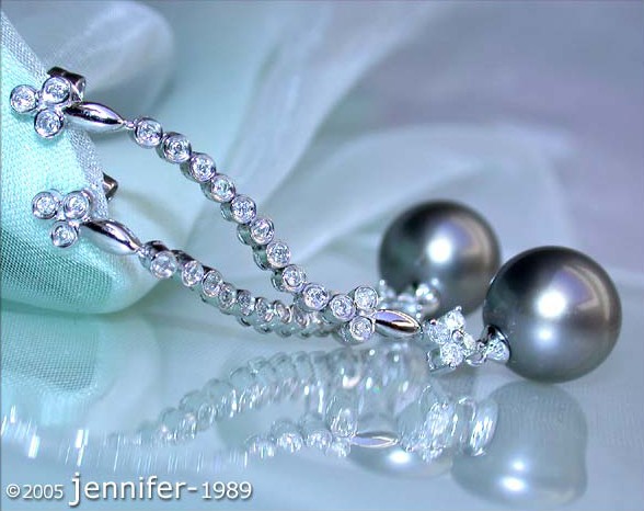 Tahitiperlen-Ohrhänger mit Diamanten, detailreich, feminin, elegante Perlen auf silberner Kette.
