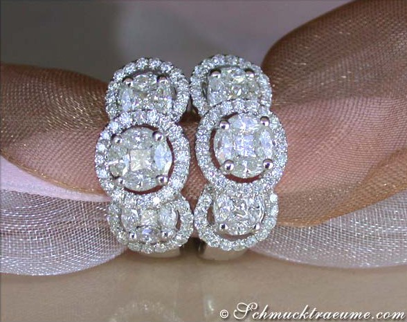 Raffinierte Diamantohrringe in Illusion-Stil, Detailaufnahme auf rosafarbenem Stoff