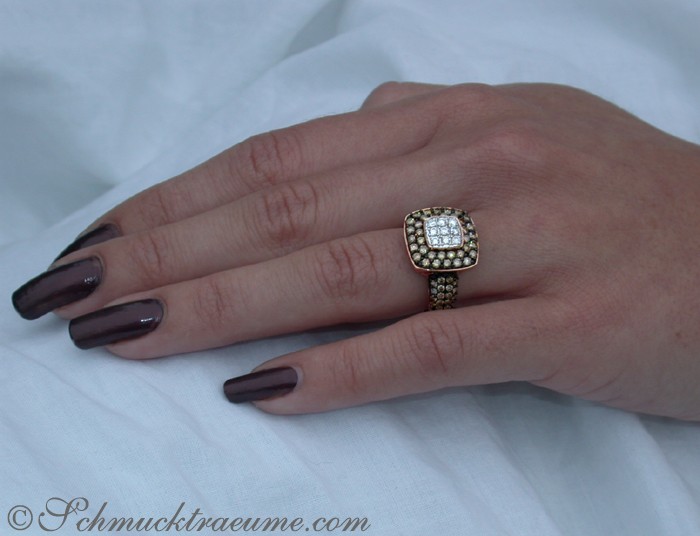 Klassischer Carré-Ring aus Roségold mit naturbraunen und weißen Diamanten