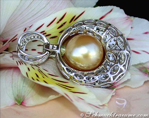 Goldener Perlenanhänger mit Brillanten auf Blüte, makellose Verarbeitung