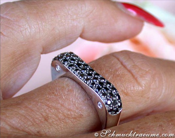 Weißgoldring mit schwarzen Diamanten, Detailaufnahme, schlicht und elegant.